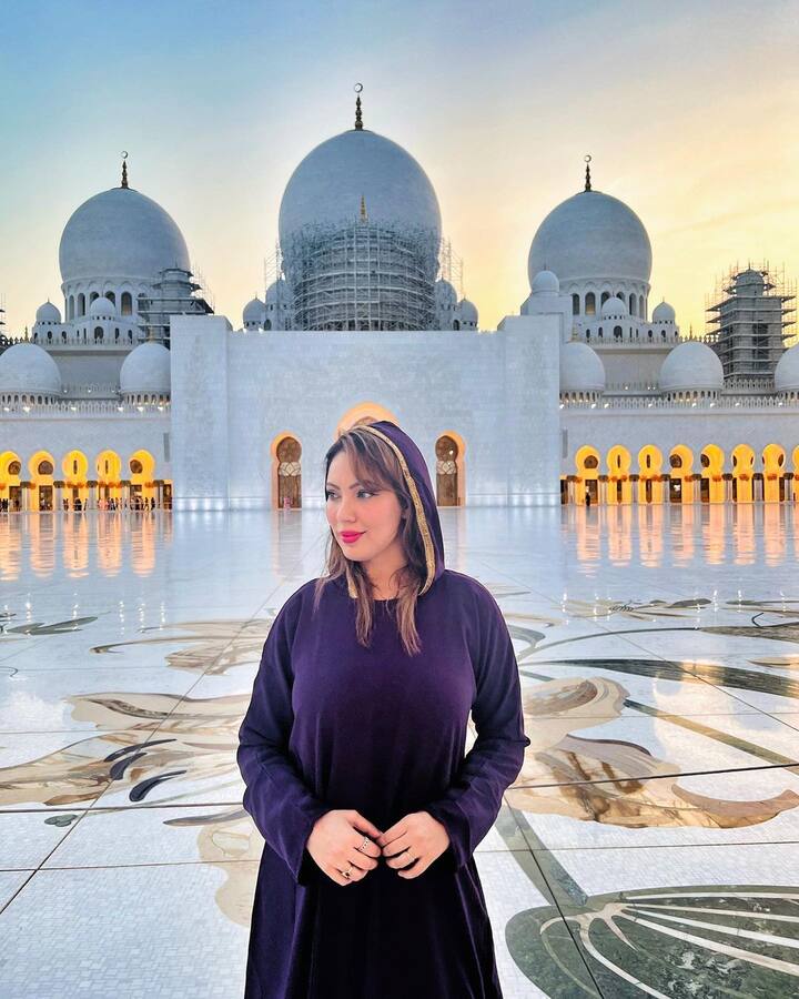 काले रंग का बुर्का पहने मुनमुन ने मस्जिद के हर कोने का दीदार किया और वहां की तस्वीर भी शेयर की. मुनमुन को शायद अंदाजा था कि वो इन तस्वीरों पर ट्रोल हो सकती हैं तभी उन्होंने कैप्शन में खुद को प्राउड हिंदू बताते हुए सफाई पेश की.