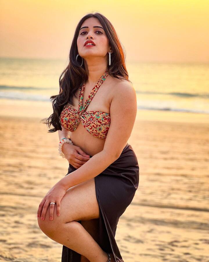 నిన్న మొన్నటి వరకు చీరల్లో దర్శనమిచ్చిన స్రవంతి చొక్కారపు ఒక్కసారిగా డోస్ పెంచేసింది. Image Credit: Sravanthi Chokarapu / Instagram