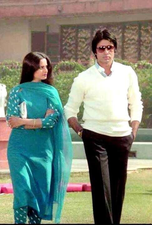 इंडियन फिल्म इंडस्ट्री में एक से बढ़कर एक लव स्टोरीज हैं. कुछ कामयाब होकर मंजिल तक पहुंचीं और कुछ प्रेम कहानियों ने शुरुआत के कुछ वक्त बाद ही दम तोड़ दिया. ऐसी ही एक प्रेम कहानी का चर्चा बॉलीवुड टाउन के गलियारों में आज भी होता है. जिस प्रेम कहानी की मिसालें दी गईं लेकिन जो कभी कामयाब ना हो पाई. बात कर रहे हैं बॉलीवुड के बादशाह अमिताभ बच्चन और सदाबहार एक्ट्रेस रेखा की प्रेम कहानी की.