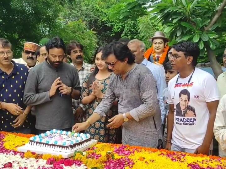 Kishore Kumar Birthday fans cut cake at his tomb Kishore Da Hometown Khandwa MP News ann MP News: खंडवा में किशोर दा के जन्मदिन पर प्रशंसकों ने समाधि पर काटा केट, यहां जानें उनसे जुड़ी कुछ खास बातें