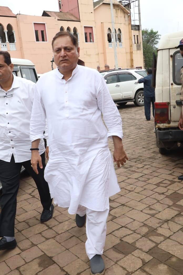इसके अलावा फेमस एक्टर मनोज जोशी भी नितिन देसाई की अंतिम यात्रा में शामिल होने के लिए पहुंचे.