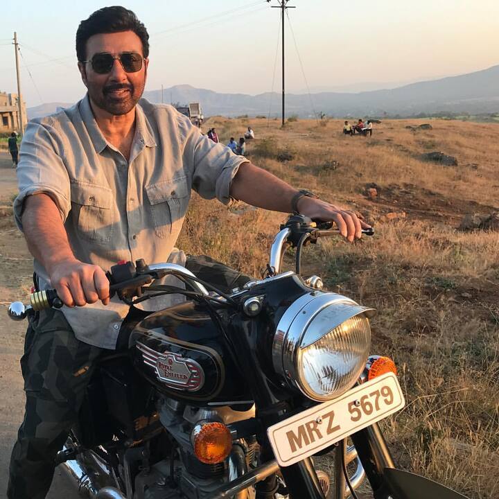 वहीं शाहरुख खान से 16 साल तक बात नहीं करने के सवाल पर सनी देओल ने कहा था कि ऐसा नहीं है कि मैं बात नहीं करता. पर मैं ज्यादा सोशलाइज नहीं होता. ऐसे में हम कभी मिले भी नहीं तो बात करने की बात ही नहीं उठती.