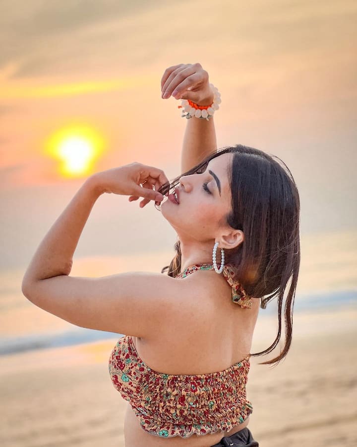 యూట్యూబ్ లో చిన్న చిన్న ఇంటర్వ్యూల ద్వారా బిగ్ బాస్ హౌస్ లోకి ఎంట్రీ ఇచ్చింది. తన నవ్వుతో ఎంతోమంది అభిమానులని సొంతం చేసుకుంది.  Image Credit: Sravanthi Chokarapu / Instagram