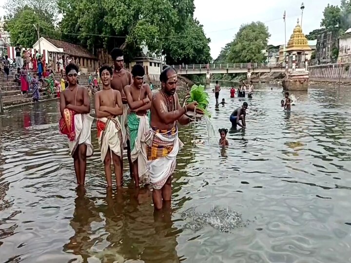 தேரழுந்தூர் ஆமருவியப்பன் கோயில் தீர்த்தவாரி; திரளான பக்தர்கள் புனித நீராடல்