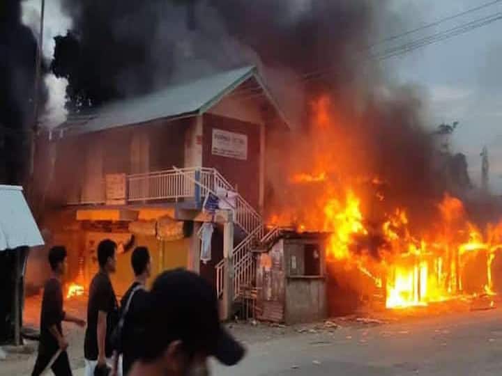 Manipur Violence Cop Killed Weapons Stolen As Mobs Clash With Security Forces In Manipur Manipur Violence: உச்சக்கட்ட பரபரப்பு! மணிப்பூரில் மீண்டும் பதற்றம்...காவல் அதிகாரி சுட்டுக் கொலை...என்னதான் நடக்கிறது?