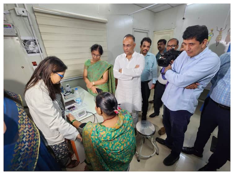 Karnataka Minister Dinesh Gundu Rao Visits Delhi's Mohalla Clinic With AAP's Saurabh  Bharadwaj 'It Is Overhyped': Karnataka Minister After Visiting Delhi's Mohalla Clinic With AAP's Saurabh Bharadwaj