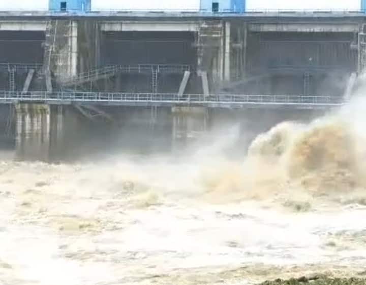 त्यामुळे वैनगंगा नदी दुथडी भरून वाहत असल्यानं या नदीवर बांधण्यात आलेल्या गोसीखुर्द धरणाच्या जलसाठ्यातही वाढ होत आहे.
