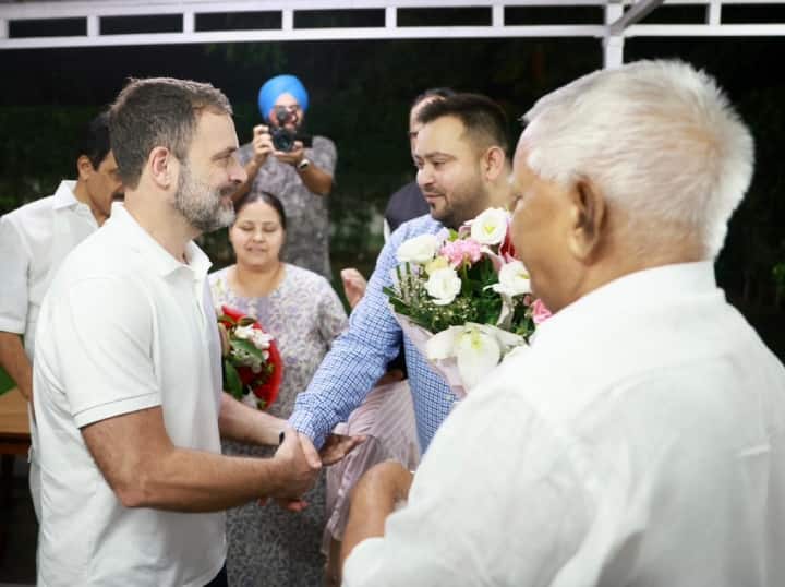 Rahul Gandhi Meets Lalu Yadav: कांग्रेस नेता राहुल गांधी ने शुक्रवार (4 अगस्त) को आरजेडी सुप्रीमो लालू यादव और तेजस्वी यादव से मुलाकात की. ये बैठक दिल्ली में आरजेडी नेता मीसा भारती के घर पर हुई.