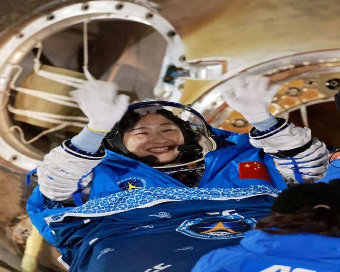 ਜੇ ਮੰਗਲ ਗ੍ਰਹਿ ਦੀ 30 ਕਰੋੜ ਮੀਲ ਦੀ ਯਾਤਰਾ ਦੌਰਾਨ ਇੱਕ ਪੁਲਾੜ ਯਾਤਰੀ ਦੀ ਮੌਤ ਹੋ ਜਾਂਦੀ ਹੈ ਤਾਂ ਚੀਜ਼ਾਂ ਵੱਖਰੀਆਂ ਹੋਣਗੀਆਂ। ਉਸ ਸਥਿਤੀ ਵਿੱਚ ਚਾਲਕ ਦਲ ਸ਼ਾਇਦ ਵਾਪਸ ਮੁੜਨ ਦੇ ਯੋਗ ਨਹੀਂ ਹੋਵੇਗਾ। ਇਸ ਦੀ ਜਗ੍ਹਾ ਮਿਸ਼ਨ ਦੇ ਅੰਤ ਵਿੱਚ ਜੋ ਕੁੱਝ ਸਾਲ ਬਾਅਦ ਹੋਵੇਗਾ, ਲਾਸ਼ ਚਾਲਕ ਦਲ ਦੇ ਨਾਲ ਧਰਤੀ ਉੱਤੇ ਵਾਪਸੀ ਬਜਾਏ, ਕੁਝ ਸਾਲਾਂ ਬਾਅਦ ਮਿਸ਼ਨ ਦੇ ਅੰਤ 'ਤੇ, ਲਾਸ਼ ਦੇ ਚਾਲਕ ਦਲ ਦੇ ਨਾਲ ਧਰਤੀ 'ਤੇ ਵਾਪਸ ਆਉਣ ਦੀ ਉਮੀਦ ਹੈ। ਇਸ ਦੌਰਾਨ ਚਾਲਕ ਦਲ ਸੰਭਾਵਤ ਤੌਰ 'ਤੇ ਸਰੀਰ ਨੂੰ ਇੱਕ ਵੱਖਰੇ ਕਮਰੇ ਜਾਂ ਵਿਸ਼ੇਸ਼ ਬਾਡੀ ਬੈਗ ਵਿੱਚ ਸੁਰੱਖਿਅਤ ਰੱਖੇਗਾ।