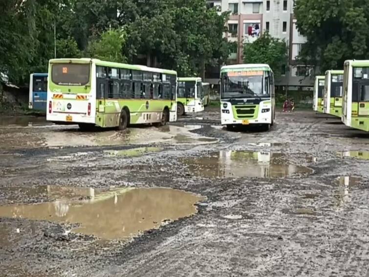 maharashtra news nashik news Roads in Nashik city will be made of cement concrete demand to fill potholes Nashik News : 'नवे रस्ते करायचे तेव्हा करा, मात्र आता खड्ड्याच्या त्रासातून मुक्त करा, नाशिककर संतापले! 