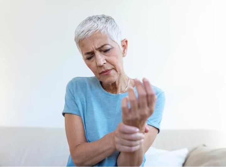 हड्डियों के स्वास्थ्य को बनाए रखने के लिए कैल्शियम और विटामिन डी से भरपूर आहार का सेवन करें. डेयरी उत्पाद, पत्तेदार सब्जियां, मेवे और मछली इन आवश्यक पोषक तत्वों के उत्कृष्ट स्रोत हैं.जोड़ों को सहारा देने वाली मांसपेशियों को स्वस्थ बनाए रखने के लिए पर्याप्त प्रोटीन का सेवन भी महत्वपूर्ण है.