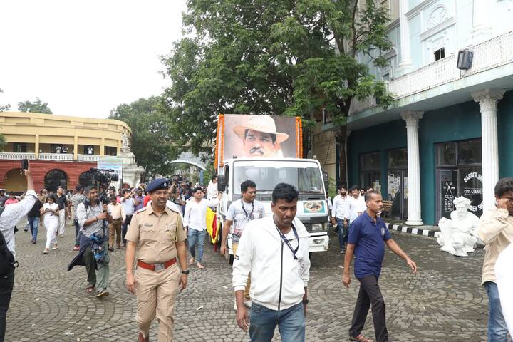 কিন্তু নিতিন দেসাইয়ের মৃত্যুর খবর প্রকাশ্যে আসতে তাঁর প্রতি শ্রদ্ধাস্বরূপ ট্রেলার মুক্তি পিছিয়ে দেন আক্কি।