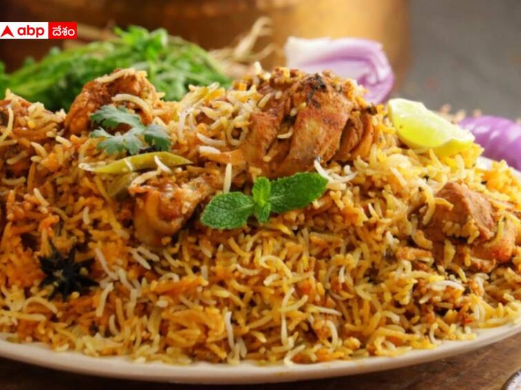 Karimnagar Chicken Biryani quarrel between customer and Restaurant staff, food inspector collects sample Chicken Biryani Issue: చికెన్ బిర్యానీలో బొక్కలు గట్టిగా ఉన్నాయని కస్టమర్ గొడవ, పీఎస్ కు చేరిన పంచాయితీ!