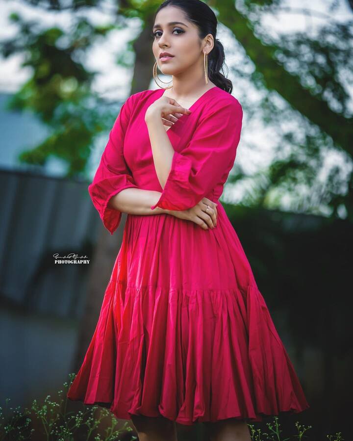 తాజాగా రెడ్ ఫ్రాక్ వేసుకున్న పిక్స్ షేర్ చేసింది రష్మి