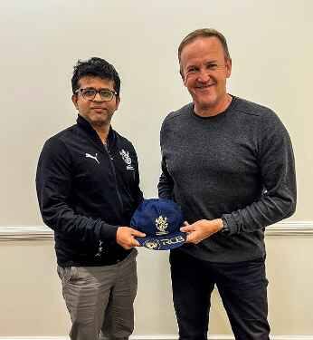 পরের মরশুমে ফাফ ডুপ্লেসি-বিরাট কোহলিদের কোচ হিসাবে দেখা যাবে জ়িম্বাবোয়ের অ্যান্ডি ফ্লাওয়ারকে। তিন বছরের চুক্তিতে দায়িত্ব নিলেন ফ্লাওয়ার।