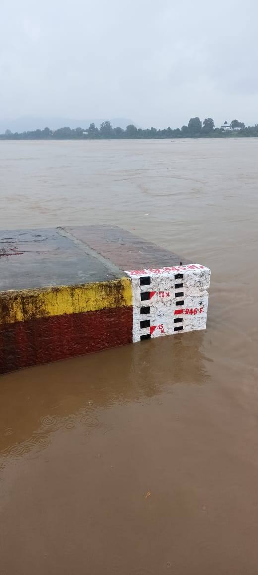 उमरिया में तीन दिन से लगातार हो रही बारिश की वजह से नदी नाले सभी उफान पर आ गए हैं. पुल बहने से 8 गांवों का संपर्क टूट गया है. भारी बारिश को देखते हुए कलेक्टर ने 12वीं तक के सभी स्कूलों में आज का अवकाश घोषित किया है.