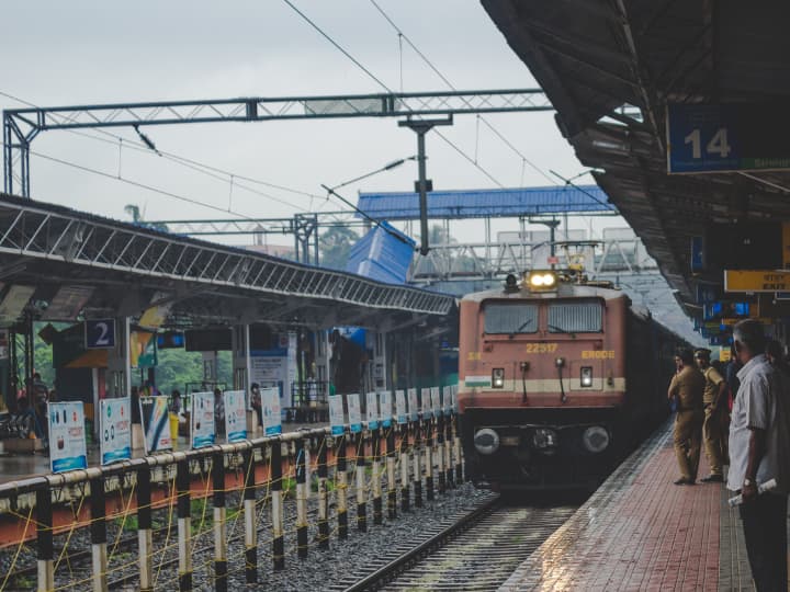 इंडियन रेलवे में निकली 1300 से ज्यादा पद पर वैकेंसी, ये उम्मीदवार कर सकते हैं अप्लाई