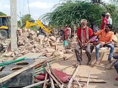 गरीबों के आशियाने पर चला बुलडोजर, बेघर हुई गर्भवती ने सड़क पर दिया बच्ची को जन्म, मां की मौत