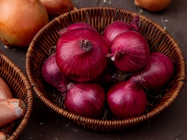 प्याज को छीलने से पहले इसके ऊपरी और निचले सिरे को काट दें. फिर धीरे-धीरे छिलका उतारें. ध्यान रहे कि प्याज पर काले धब्बे बिल्कुल नहीं होने चाहिए. अगर हैं तो काले धब्बे वाली परत को उतारकर अलग कर दें.