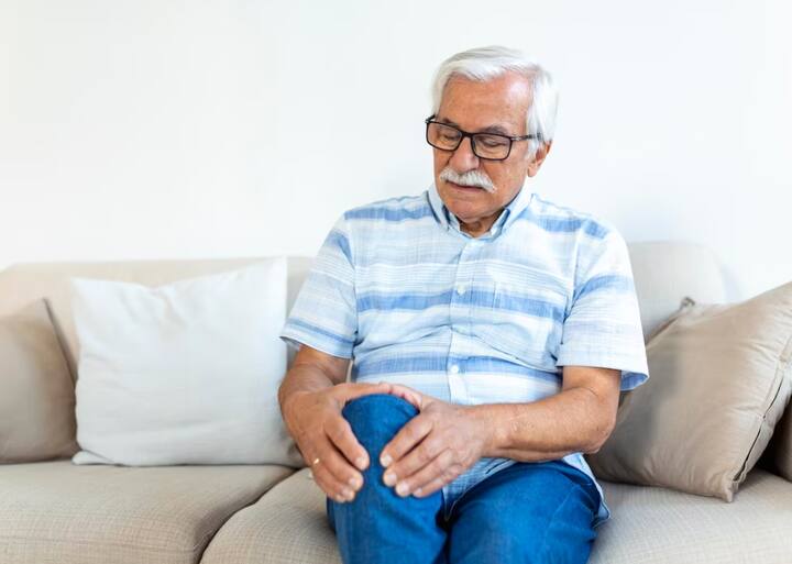बैठते, खड़े होते और काम करते समय अपने पॉश्चर पर ध्यान दें. एक अच्छा पॉश्चर जोड़ों पर भार को समान रूप से बांटने में मदद करता और अनावश्यक तनाव को रोकता है.