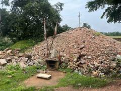 Viral News: ਇਸ ਸੜਕ ਤੋਂ ਲੰਘਣ ਵਾਲਾ ਹਰ ਵਿਅਕਤੀ ਇੱਥੇ ਚੜ੍ਹਾਉਂਦਾ ਹੈ ਪੱਥਰ, ਕਾਰਨ ਜਾਣ ਕੇ ਰਹਿ ਜਾਓਗੇ ਹੈਰਾਨ