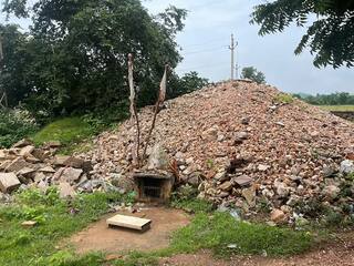 Viral News: ਇਸ ਸੜਕ ਤੋਂ ਲੰਘਣ ਵਾਲਾ ਹਰ ਵਿਅਕਤੀ ਇੱਥੇ ਚੜ੍ਹਾਉਂਦਾ ਹੈ ਪੱਥਰ, ਕਾਰਨ ਜਾਣ ਕੇ ਰਹਿ ਜਾਓਗੇ ਹੈਰਾਨ