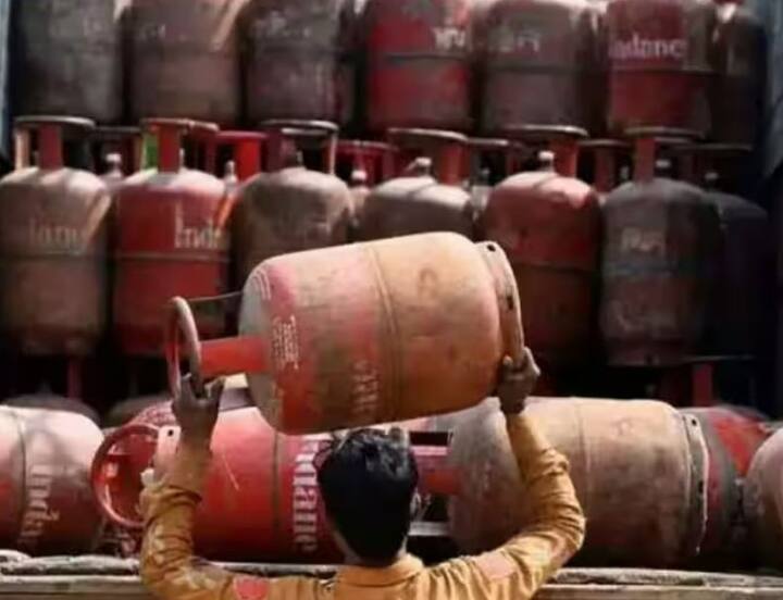 બીજી તરફ, આઈડી પ્રૂફ તરીકે, તમે આઈડી તરીકે આધાર કાર્ડ, મતદાર આઈડી કાર્ડ, ડ્રાઈવિંગ લાઇસન્સ, ફોટો સાથેની બેંક પાસબુક વગેરે જેવા દસ્તાવેજોનો ઉપયોગ કરી શકો છો.