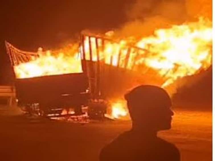 samruddhi mahamarg News A truck carrying chemicals caught fire in Buldhana  Buldhana : समृद्धी महामार्गावर केमिकल घेऊन जाणाऱ्या ट्रकला भीषण आग, ट्रक जळून खाक