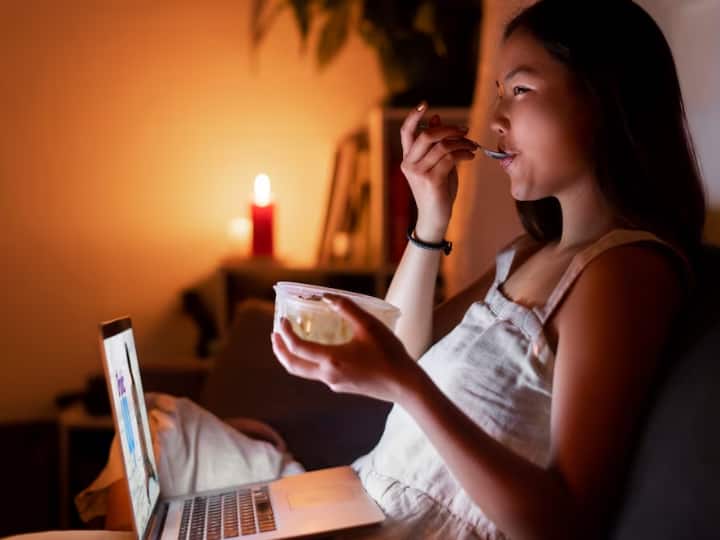 Healthy Food Habits Why We Should Eat Food Early At Night रात को 8 बजे तक क्यों खा लेना चाहिए डिनर? एक्सपर्ट से जानिए जवाब