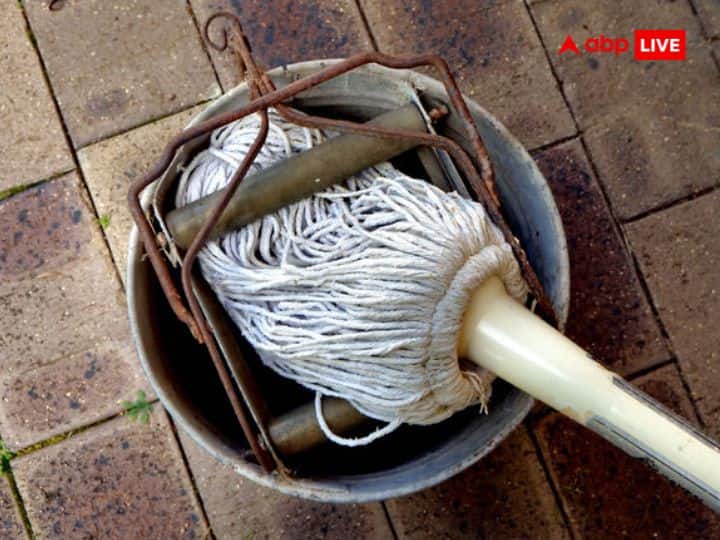 पोछा लगाने के लिए पुराने कपड़े और टूटी-फूटी बाल्टी का इस्तेमाल बिल्कुल भी न करें. यह वास्तु दोष का कारण बन सकता है.