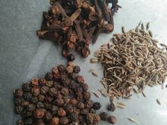 महंगाई की मार! हरी सब्जियों और टमाटर के बाद अब मसालों ने बिगाड़ा खाने का स्वाद