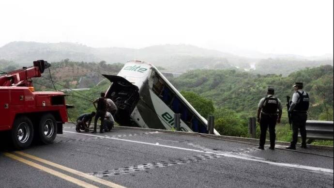 mexico bus accident bus fell into valley 18 including 6 indians killed 23 injured Mexico Bus Accident : मेक्सिकोमध्ये भीषण अपघात! 131 फूट खोल दरीत कोसळली बस, 6 भारतीयांसह 18 जणांचा मृत्यू
