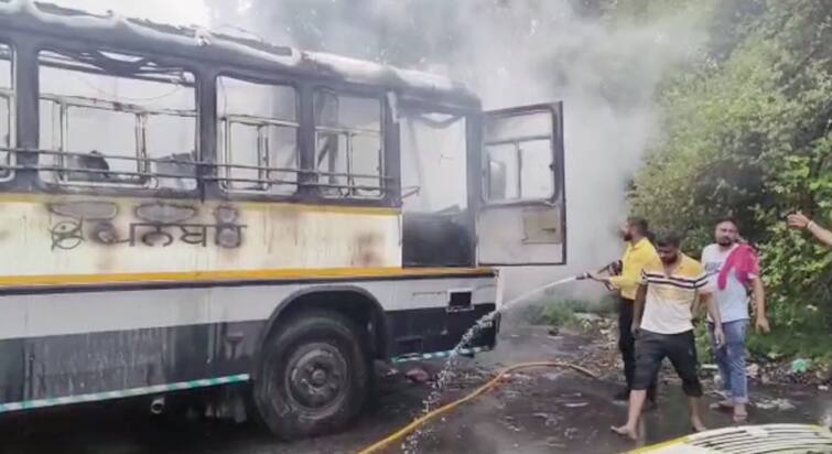 Jalandhar News : Bus caught fire suddenly, two buses badly rotten Jalandhar News : ਬੱਸ ਨੂੰ ਲੱਗੀ ਅਚਾਨਕ ਅੱਗ, ਦੋ ਬੱਸਾਂ ਬੁਰੀਂ ਤਰ੍ਹਾਂ ਸੜ ਕੇ ਹੋਈਆਂ ਸਵਾਹ