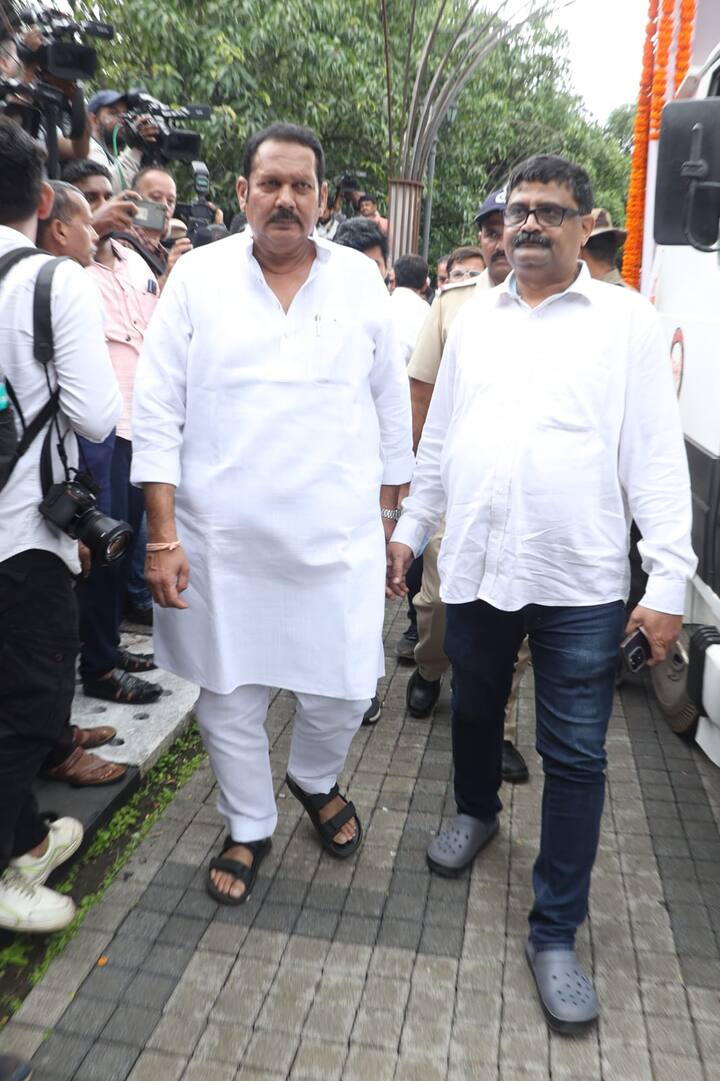 স্টুডিওয় নিয়ে যাওয়া হয় নিতিন দেসাইয়ের দেহ। সেখানে দর্শনের ব্যবস্থা করে দেওয়া হয়। শেষ শ্রদ্ধা জানাতে হাজির হয়েছিলেন ইন্ডাস্ট্রির অনেকেই।