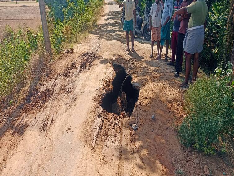 Thanjavur news Road suddenly absorbed near tanjore People suffer due to traffic cut-off TNN தஞ்சை அருகே  உள்வாங்கிய சாலை: போக்குவரத்து துண்டிப்பால் மக்கள் அவதி