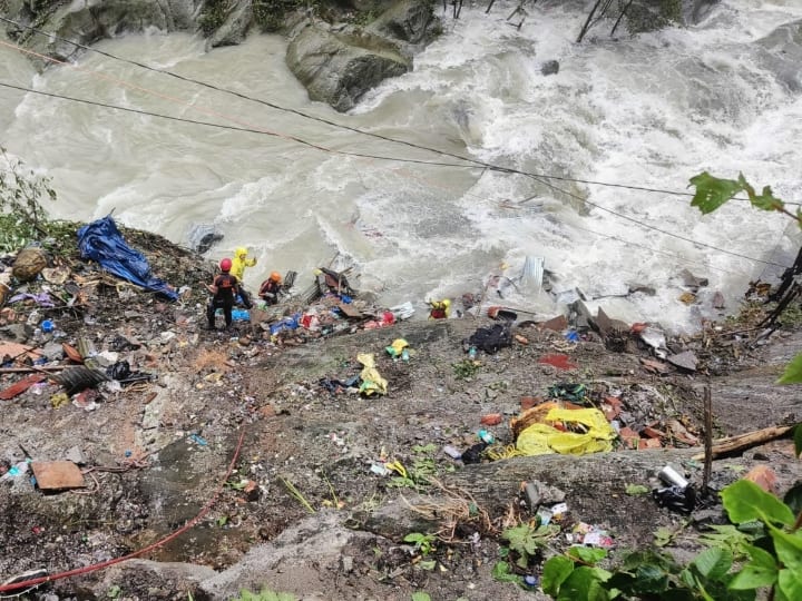 Uttarakhand Landslide: घटनास्थल पर मौजूद पुलिस क्षेत्राधिकारी विमल रावत ने बताया कि भारी बारिश के कारण बचाव और राहत कार्य में दिक्कतें आ रही हैं. पहाड़ से अभी भी रुक-रुककर पत्थर गिर रहे हैं.