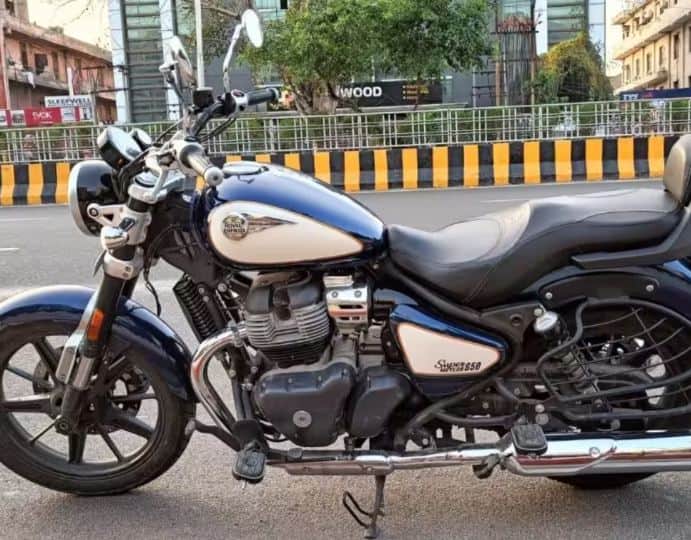 ਛੇਵੇਂ ਨੰਬਰ 'ਤੇ ਰਾਇਲ ਐਨਫੀਲਡ ਹੈ, ਜਿਸ ਦੀ ਘਰੇਲੂ ਵਿਕਰੀ 'ਚ ਵੱਡਾ ਵਾਧਾ ਹੋਇਆ ਹੈ। ਕੰਪਨੀ ਨੇ ਪਿਛਲੇ ਮਹੀਨੇ 66,062 ਵਾਹਨ ਵੇਚੇ ਹਨ। ਇਸ ਦੀ ਵਿਕਰੀ ਸਾਲਾਨਾ ਆਧਾਰ 'ਤੇ 41.9 ਫੀਸਦੀ ਵਧੀ ਹੈ ਪਰ MoM ਆਧਾਰ 'ਤੇ 2.1 ਫੀਸਦੀ ਦੀ ਗਿਰਾਵਟ ਦਰਜ ਕੀਤੀ ਗਈ ਹੈ।