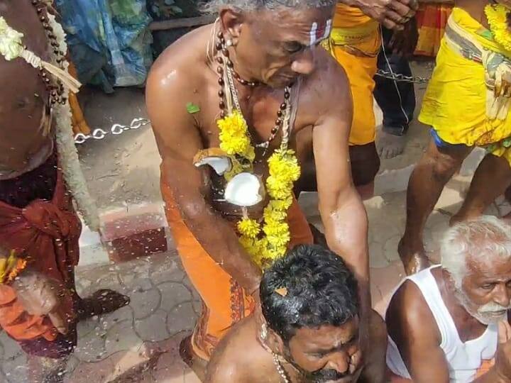 strange festival where a coconut is broken on the head near the bath in karur TNN ஆன்மீகம்: மேட்டு மகாதானபுரம் மகாலட்சுமி கோயில் திருவிழா;  தலையில் தேங்காய் உடைத்து பக்தர்கள் நேர்த்திக்கடன்