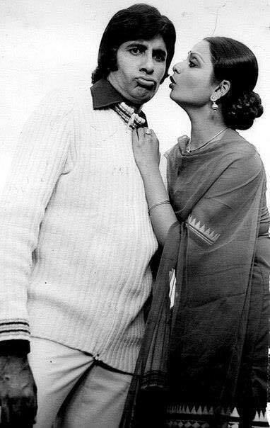 दरअसल अमिताभ बच्चन और रेखा ने कभी अपनी लव स्टोरी को लेकर कुछ भी खुलकर नहीं बोला. लेकिन इस प्रेम कहानी की चर्चा एक वक्त पर बॉलीवुड से जुड़े हर शख्स की जुबान पर थी. दोनों ने एक दूसरे के साथ कई हिट फिल्मों में काम किया और इसी दौरान दोनों के बीच करीबियों की शुरुआत हुई थी.