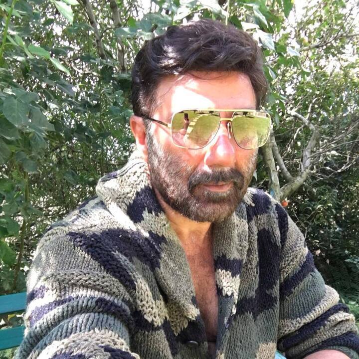 इसके बाद सनी देओल ने ना सिर्फ यश चोपड़ा से कहा था कि उनको धोखा दिया गया है बल्कि करीब 16 साल से उन्होंने शाहरुख खान से बात तक भी नहीं की. इन दिनों दोनों स्टार्स का ये कोल्ड वॉर बॉलीवुड टाउन में काफी चर्चा में रहा था.