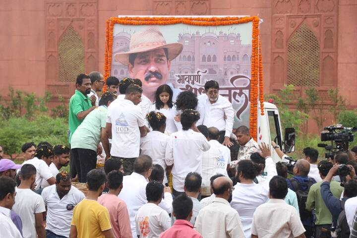 बता दें कि नितिन देसाई ने 180 करोड़ रुपये लोन लिया था जो ब्याज के साथ 252 करोड़ रुपये हो गए थे जिसे चुका पाने में वो असमर्थ थे. इसलिए उन्होंने फांसी लगा ली.