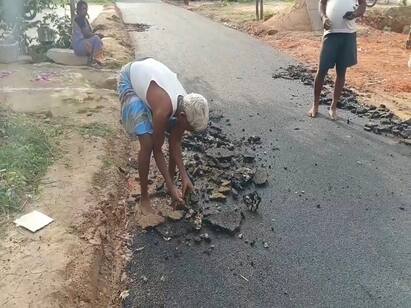People laid new asphalt road in Tiruvannamalai with their hands in 2 days TNN நெடுஞ்சாலை துறை அமைச்சர் சொந்த மாவட்டத்திலேயே இந்த நிலமையா..? புதிய தார் சாலையை கைகளால் பேர்த்தெடுத்த மக்கள்