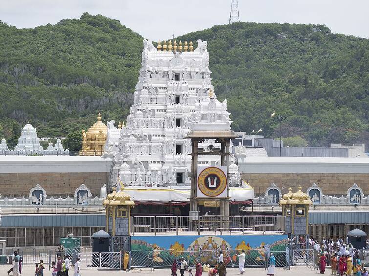 Tirupati Tirumala  Devasthana tirupati temple earns rs 105 crore auctioning 2 lakh 900 kg tonnes of hair முடி காணிக்கை மூலம் இத்தனை கோடி ரூபாய் வருமானம் ஈட்டிய திருமலை திருப்பதி கோயில்