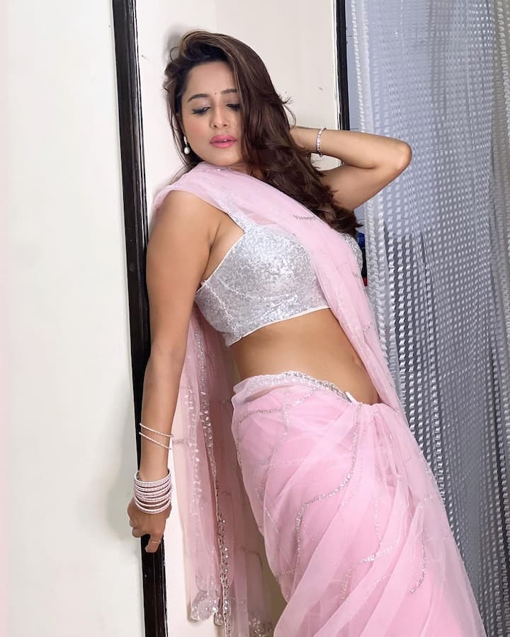પિંક કલરની સાડીમાં કેટ શર્મા ખૂબ જ હોટ લાગી રહી છે.