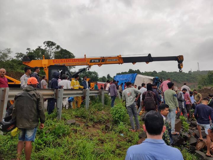 भोस्ते घाटातील तीव्र उतारावर हा अपघात झाल्याने आयशर टेम्पो रस्त्याच्या डाव्या बाजूला असलेल्या सुमारे पंचवीस फूट खोल खड्ड्यात पलटी झाला.