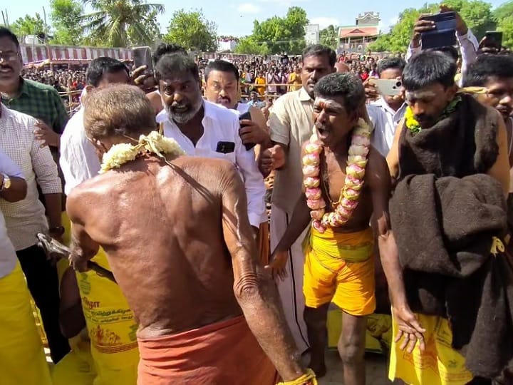 ஆன்மீகம்: மேட்டு மகாதானபுரம் மகாலட்சுமி கோயில் திருவிழா;  தலையில் தேங்காய் உடைத்து பக்தர்கள் நேர்த்திக்கடன்