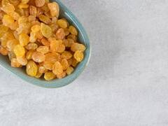 सुबह खाली पेट पिएं किशमिश वाला पानी, शरीर से दूर हो जाएंगी ये दिक्कतें, मिलेंगे कई जबरदस्त फायदे