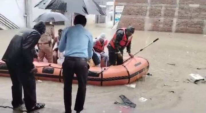 बिजली गिरने और नदी में डूबने से मौत की घटनाएं भी सामने आ रही हैं. आगामी 24 घंटे में भारी बारिश की संभावना को देखते हुए कई जिलों में स्कूलों में छुट्टी घोषित की गई है.