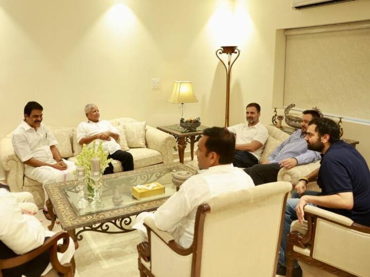 राहुल गांधी ने ट्वीट कर कहा कि चाहे कुछ भी हो जाए, वह भारत की अवधारणा की रक्षा करने का अपना कर्तव्य निभाते रहेंगे. सूरत की कोर्ट ने राहुल गांधी को मोदी सरनेम को लेकर की गई कथित विवादित टिप्पणी के मामले में 2019 में दायर आपराधिक मानहानि मामले में दो साल की सजा सुनाई थी.