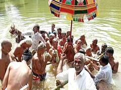 தேரழுந்தூர் ஆமருவியப்பன் கோயில் தீர்த்தவாரி; திரளான பக்தர்கள் புனித நீராடல்